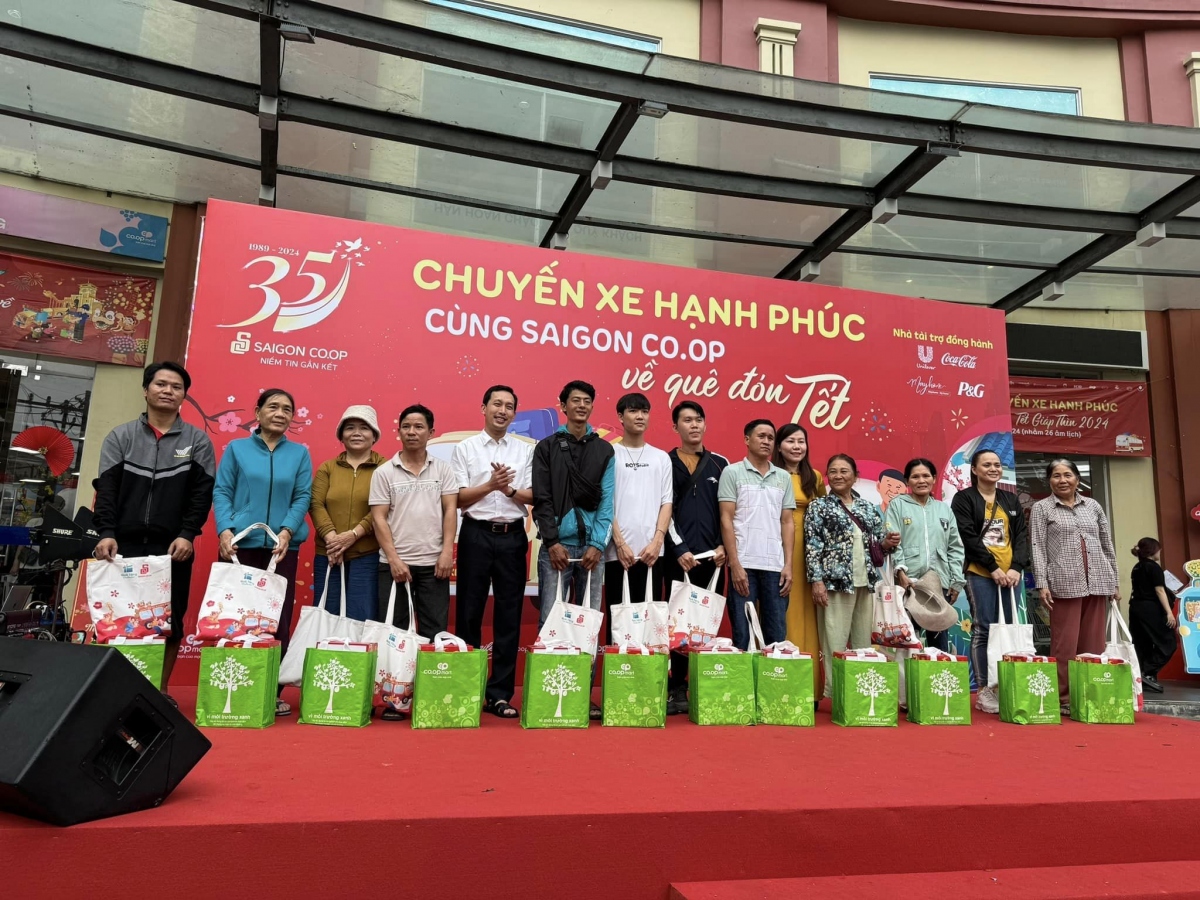 Lãnh đạo Saigon Co.op tặng quà cho hành khách trước giờ khởi hành