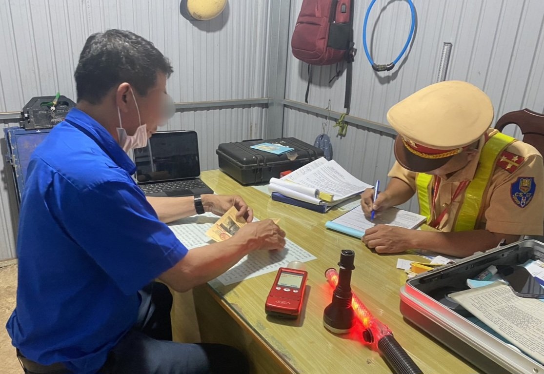 Lập biên bản lái xe buýt vi phạm nồng độ cồn