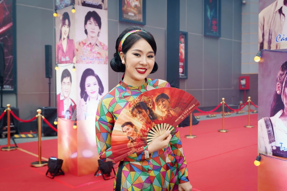 Diễn viên Lê Phương diện áo dài truyền thống, khoe vẻ đẹp sắc sảo trong ngày ra mắt phim Sáng đèn. Nữ diễn viên vào vai Thanh Kim Yến, một cô đào lỡ thời hoạt động trong gánh hát Viễn Phương rong ruổi đi diễn khắp miền Tây. Trải qua nhiều biến cố nhưng nhân vật này vẫn giữ trọn vẹn tình yêu dành cho sân khấu cải lương. Chồng của nữ diễn viên ân cần chăm sóc vợ tại sự kiện. Nam nghệ sĩ bày tỏ niềm hạnh phúc khi nghệ thuật cải lương được đưa lên màn ảnh rộng và hy vọng sẽ được khán giả trẻ đón nhận, yêu thương. (Nguồn: Thanh niên)