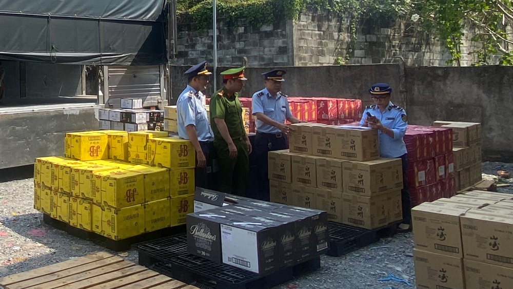 Lực lượng chức năng kiểm tra, lập thủ tục tạm giữ toàn bộ tang vật, phương tiện vi phạm