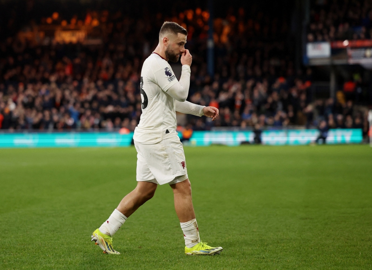 Luke Shaw dính chấn thương ở trận đấu với Luton (Ảnh: Reuters)