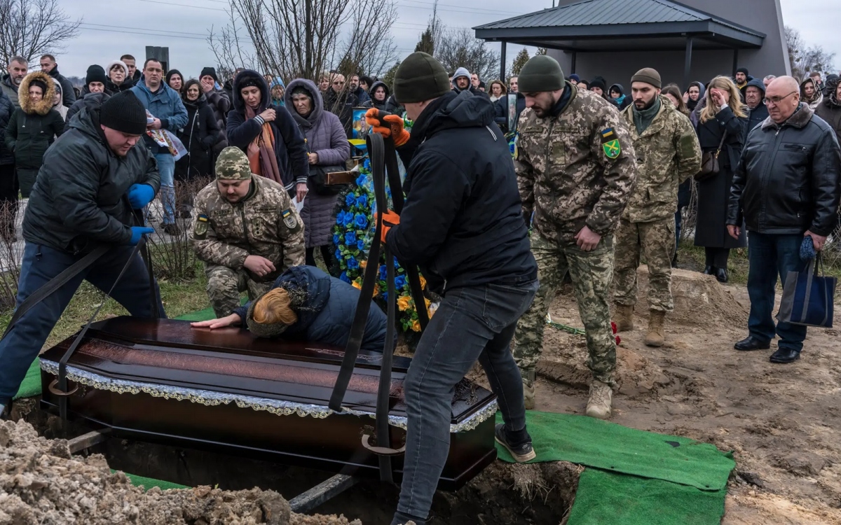 Lễ mai táng một quân nhân Ukraine tử trận trong xung đột với Nga. Ảnh: Nytimes.