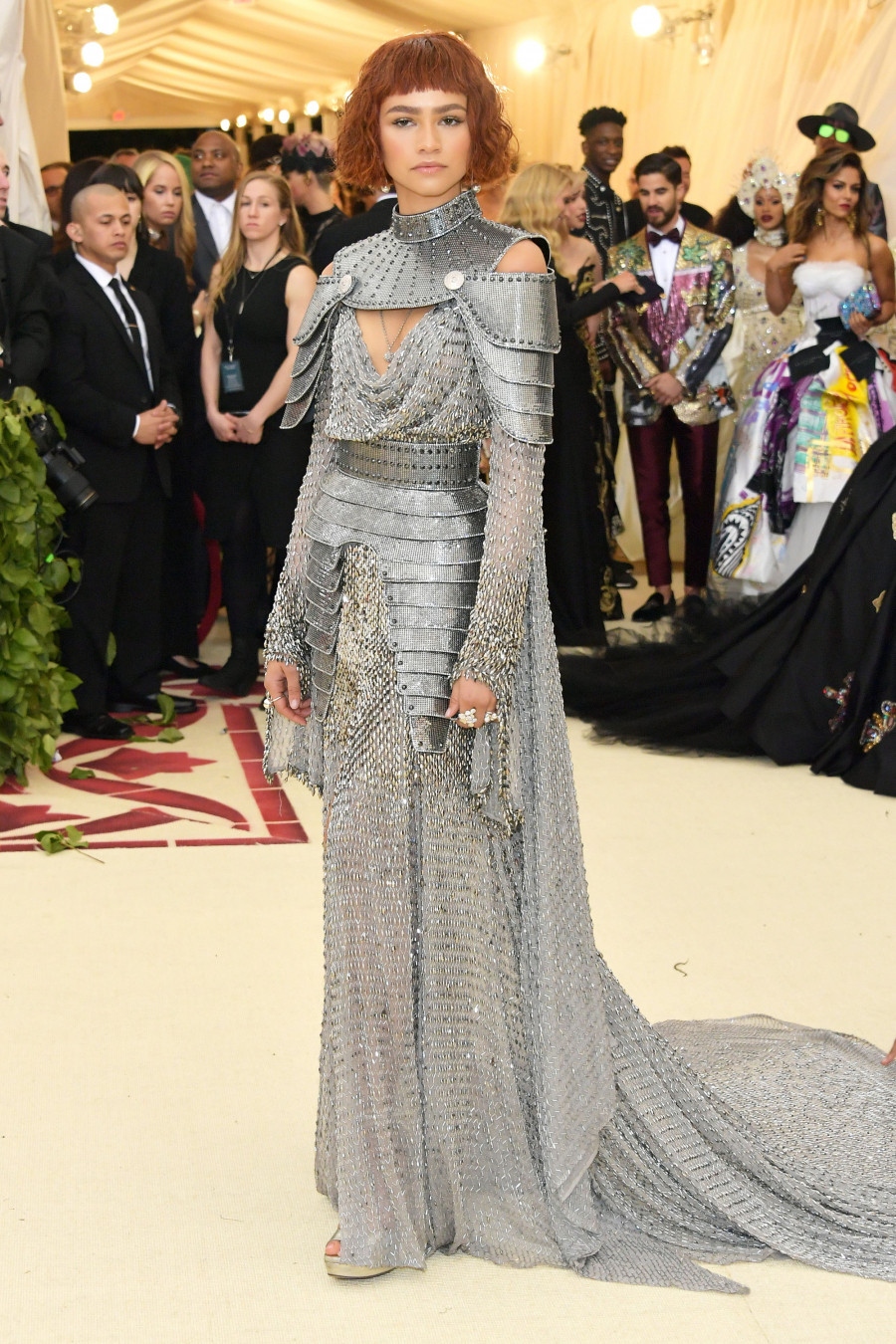 Met Gala 2018 được tổ chức với chủ đề khám phá mối liên hệ giữa thời trang và tôn giáo. Tại đây, Zendaya thu hút sự chú ý bộ đồ chiến binh của Versace. Trang phục chỉ toàn dây xích và kim loại. Vogue đánh giá đây là một trong những bộ đồ thảm đỏ đẹp nhất của Zendaya.