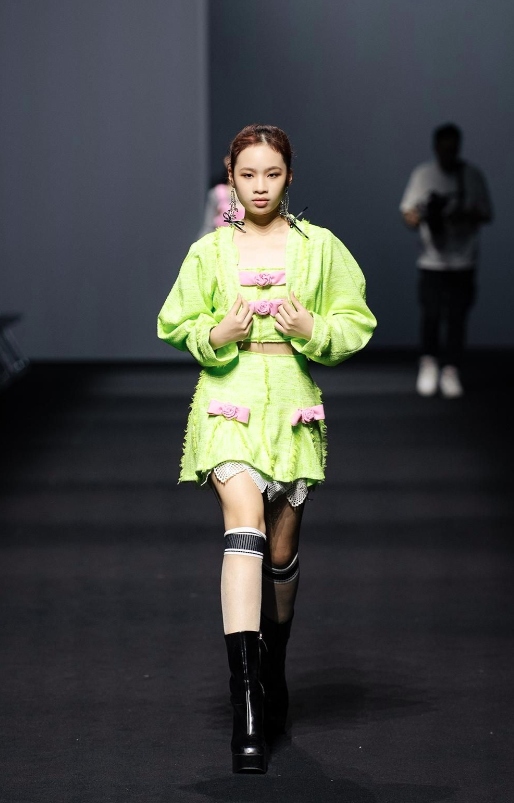 The teen model, the winner of the Teen Model 2022 contest, has even performed in prestigious shows such as Asian Kids Fashion Week, Seoul Fashion Week, and Milan Fashion Week.