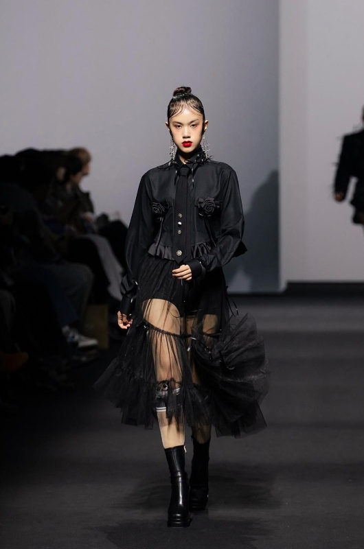 Meanwhile, Ngoc Anh, 15, makes a strong debut on stage at Seoul Fashion Week.