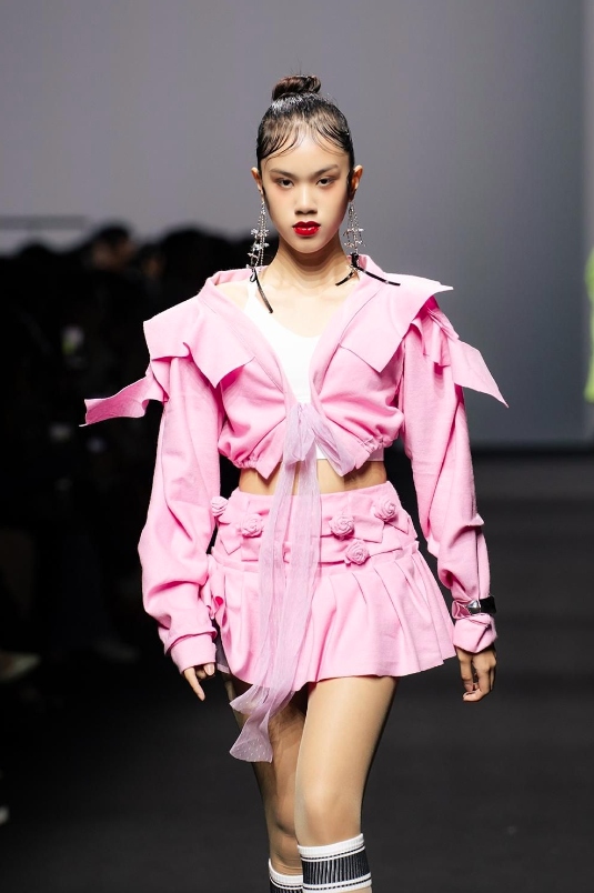 The Ho Chi Minh City native has previously acquired experience in performing at Vietnam International Fashion Week and Asian Kids Fashion Week, taking part in a design contest. and acting in some films.