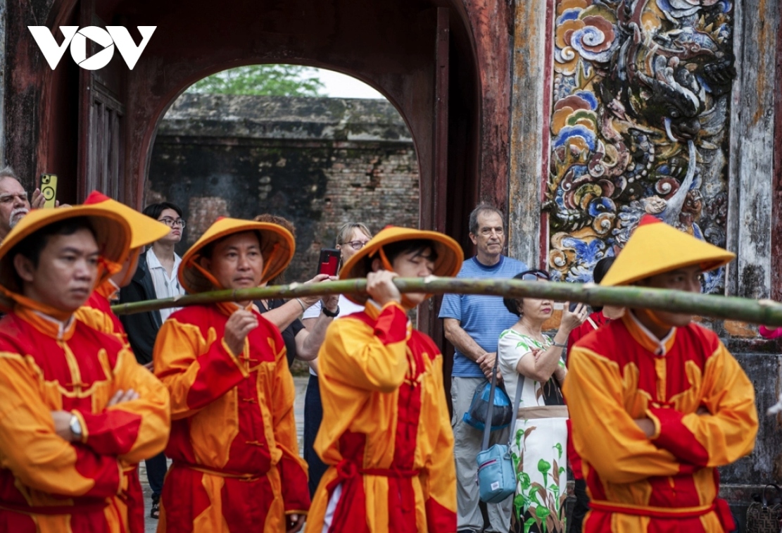 According to the Hue Monuments Conservation Centre, in the old days dynastic kings allowed the erecting of Neu poles in several places in the former citadel in order to mark Tet on the 23rd day of the last lunar month of the year.