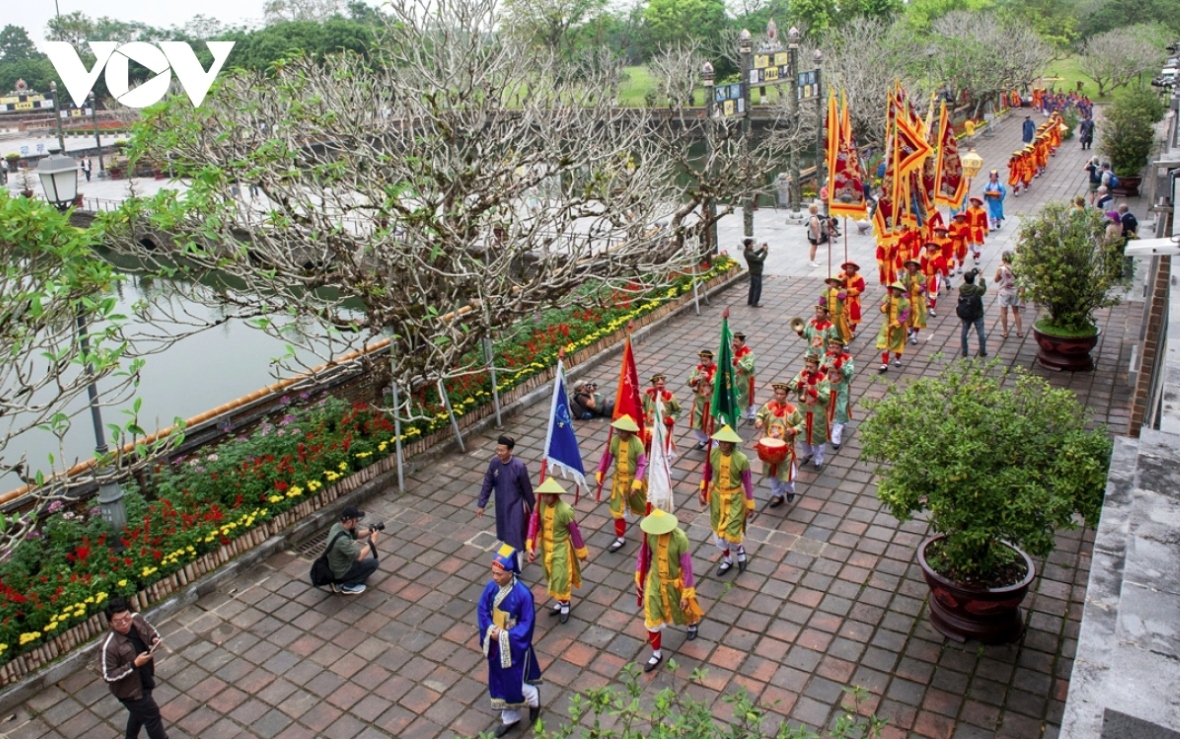Vietnamese people have a custom of erecting a bamboo pole in front of their house on the last day of the lunar year as they believe it expels evil, worship deities and pray for good luck ahead in the new year.
