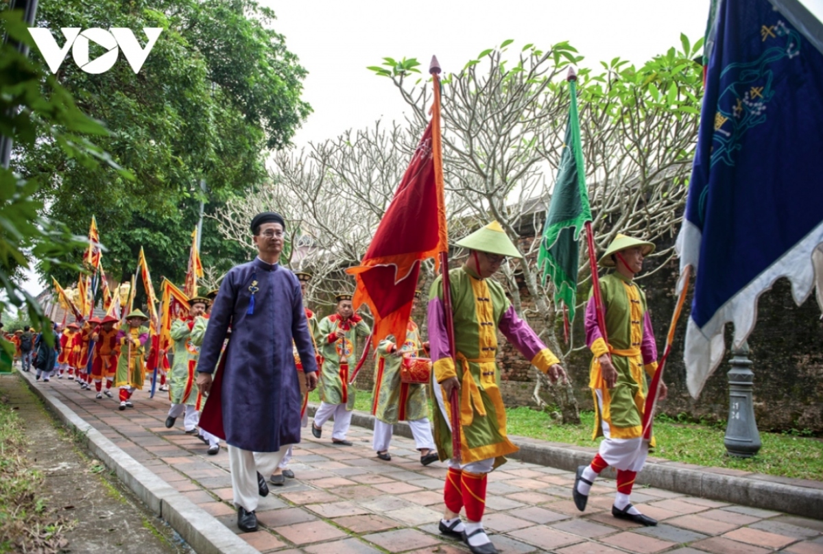 A group of the centre’s staff dressed in dynasty-styled soldier costumes carry a 20m tall bamboo tree into the former imperial palace.