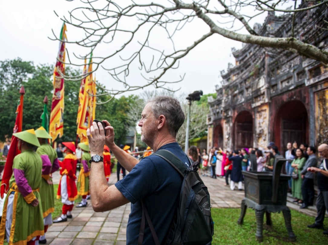 Photo snapping: a foreigner is impressed with the fine traditional custom of Vietnamese people on the last days of the lunar year