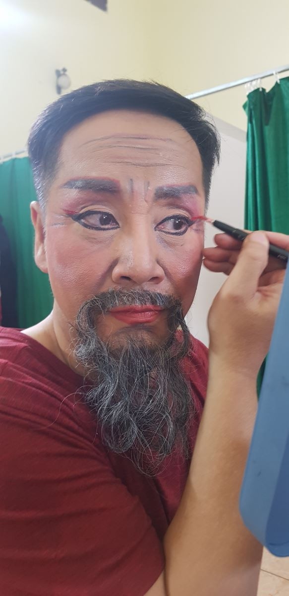 Nghệ sĩ cải lương Hoàng Tùng hóa trang cho vai diễn Chu Văn Vương.