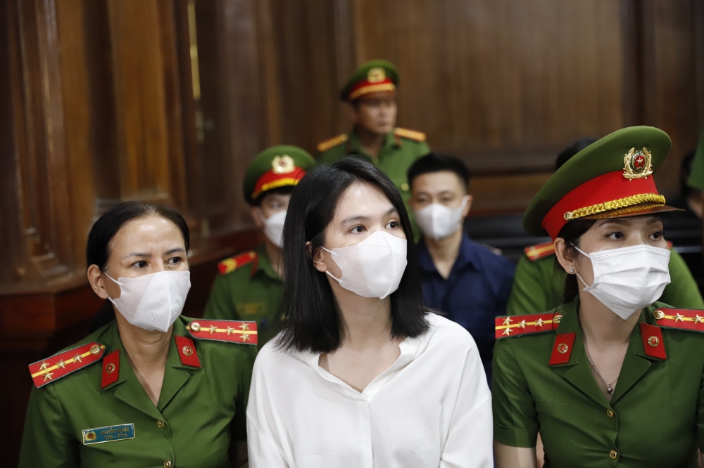 Bị cáo Trinh và Đông tại toà.
