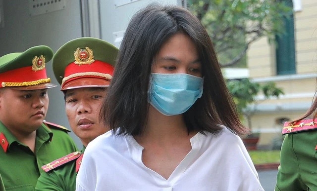 Ngày 2/2, người mẫu Ngọc Trinh bị áp giải đến TAND TP.HCM để xét xử về hành vi gây rối trật tự công cộng. 
Trong một số hình ảnh ghi nhận, Ngọc Trinh xuất hiện với vẻ tiều tụy. Nhiều người nhận thấy người mẫu sinh năm 1989 ốm hơn so với trước. Cô mặc áo sơ mi trắng, đeo khẩu trang, luôn cúi đầu khi được dẫn vào khu vực xét xử. Thông tin hầu tòa của Ngọc Trinh được dân mạng quan tâm. Nhiều chuyên trang bàn luận về showbiz đã chia sẻ bài viết về người mẫu sinh năm 1989, nhận được lượt tương tác cao. Một tài khoản chia sẻ về Ngọc Trinh: “Thấy hơi ốm nhưng vẫn còn xinh nhỉ”. Một cư dân mạng bày tỏ: “Thấy cũng tội nhưng đã sai thì chịu. Nói gì nói tôi vẫn thấy Ngọc Trinh đẹp”. (Nguồn: Thanh niên)
