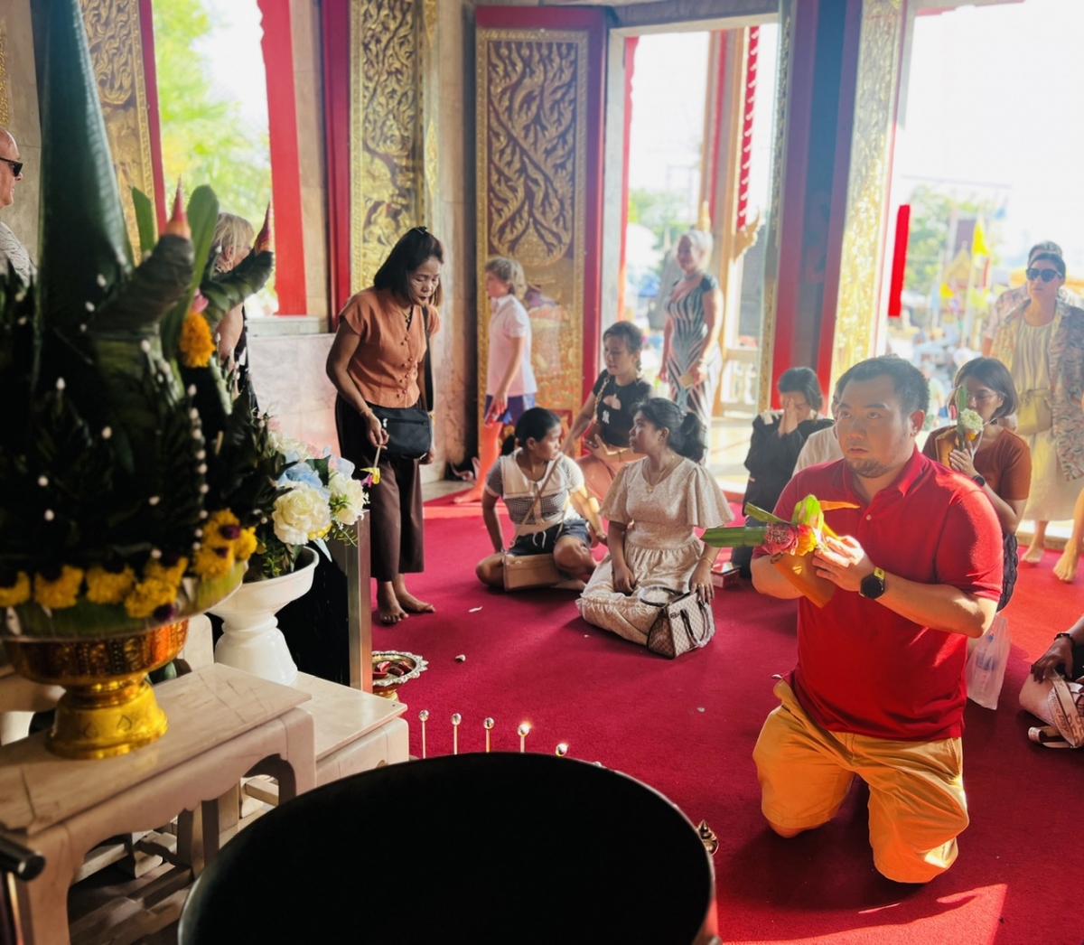 Người dân địa phương và du khách thành kính dâng lễ gồm có hương, hoa sen... trong gian điện chính của chùa dịp Tết Nguyên đán 2024.