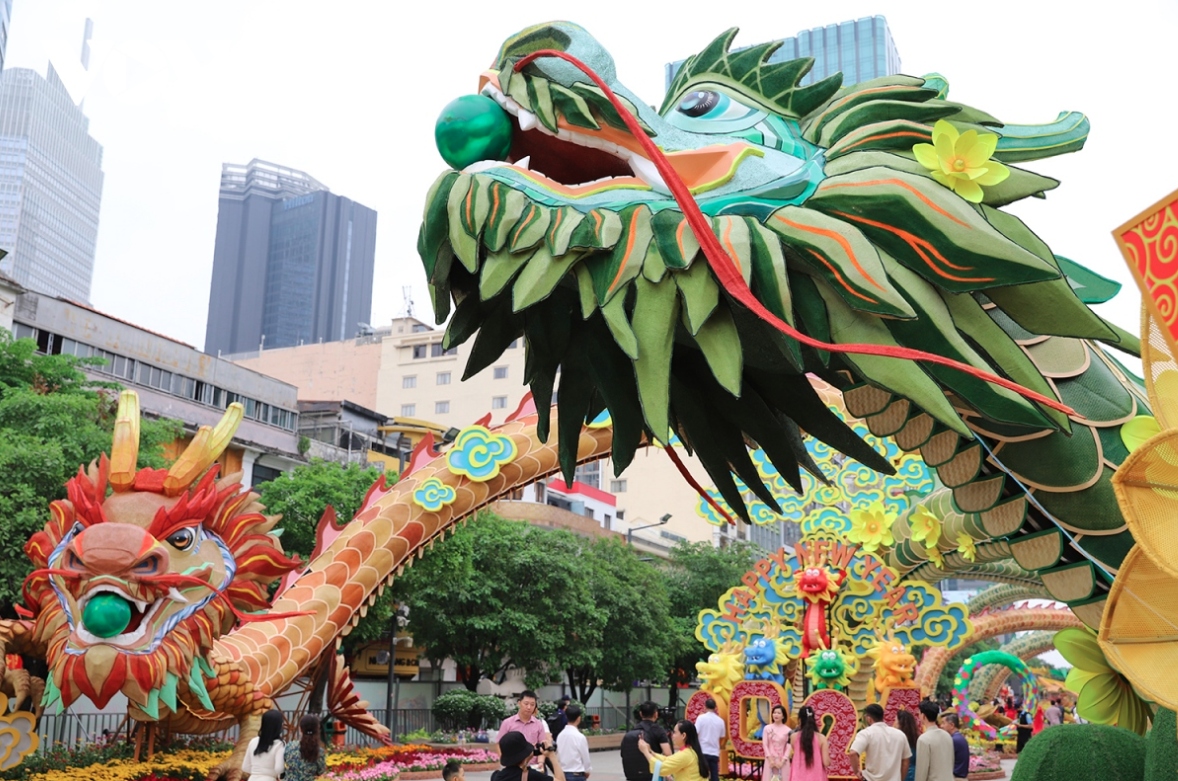 The gateway of the street features the two dragons’ mouths to hold pearls made from plastic with lights inside.