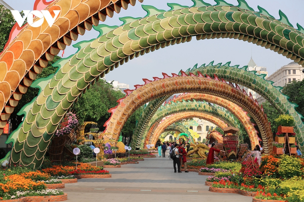The dragons intertwines for the majority of the street, creating beautiful patterns 10 metres above those walking on the street.