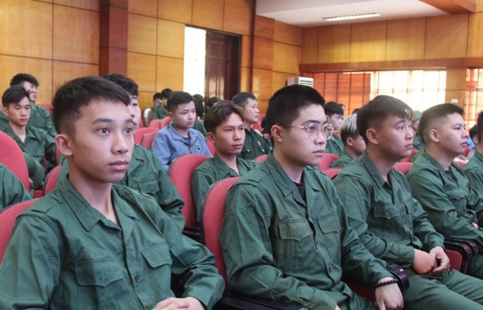 Các thanh niên nhập ngũ năm 2024 của TP Lạng Sơn tham gia Chương trình gặp mặt.