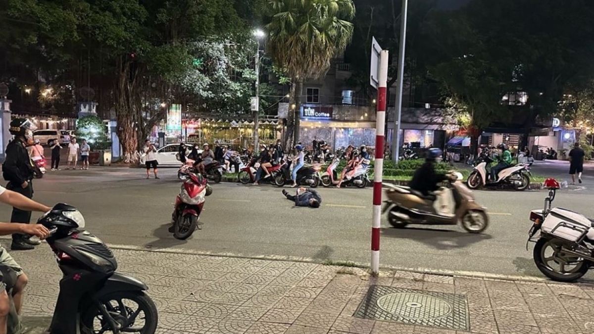 Người đàn ông nằm vạ giữa đường. Ảnh CTV