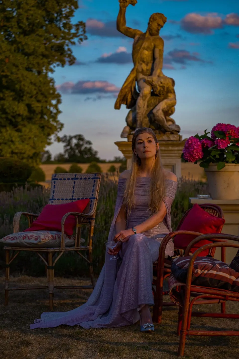 Nhân vật Elspeth (do Rosamund Pike thủ vai) luôn đi cùng với những bộ váy dạ hội dài quyến rũ, lấp lánh và đầy màu sắc. Điển hình là chiếc váy hở vai màu tím lấp lánh trong hình.