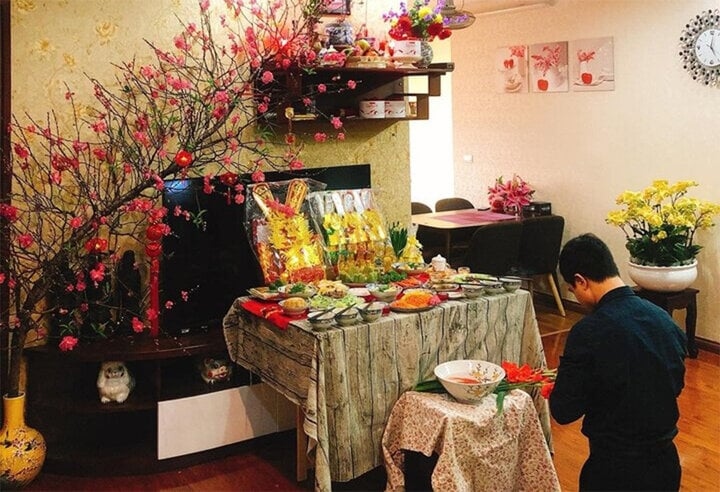 Việc đặt mâm lễ cúng ông Công ông Táo ở bếp hay bàn thờ gia tiên tùy thuộc vào tình hình thực tế và quan điểm của từng gia đình. (Ảnh: Nhung Ngo)