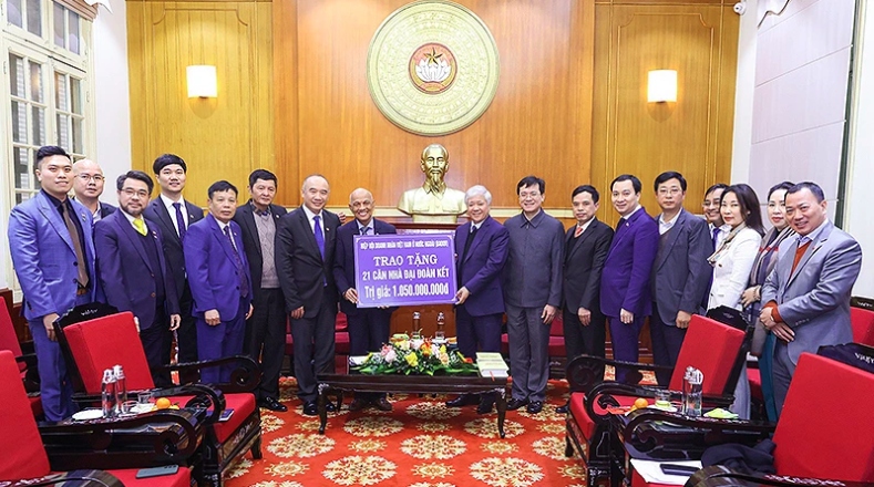 Bí thư Trung ương Đảng, Chủ tịch Ủy ban Trung ương MTTQ Việt Nam tiếp nhận ủng hộ từ ông Peter Hồng, Ủy viên UBTƯ MTTQ Việt Nam, Chủ tịch Hiệp hội Doanh nhân Việt Nam ở nước ngoài (ảnh Báo Nhân dân)