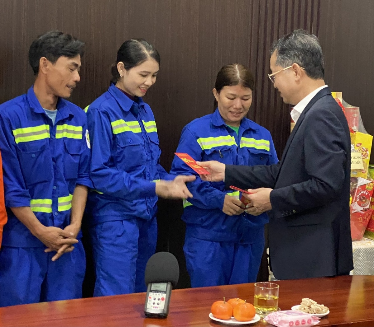 Ông Nguyễn Văn Quảng lì xì công ngân vệ sinh môi trường trực Tết