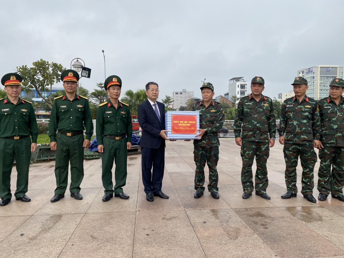 Ông Nguyễn Văn Quảng yêu cầu Bộ Chỉ huy Quân sự thành phố đảm bảo an toàn cho đêm bắn pháo hoa