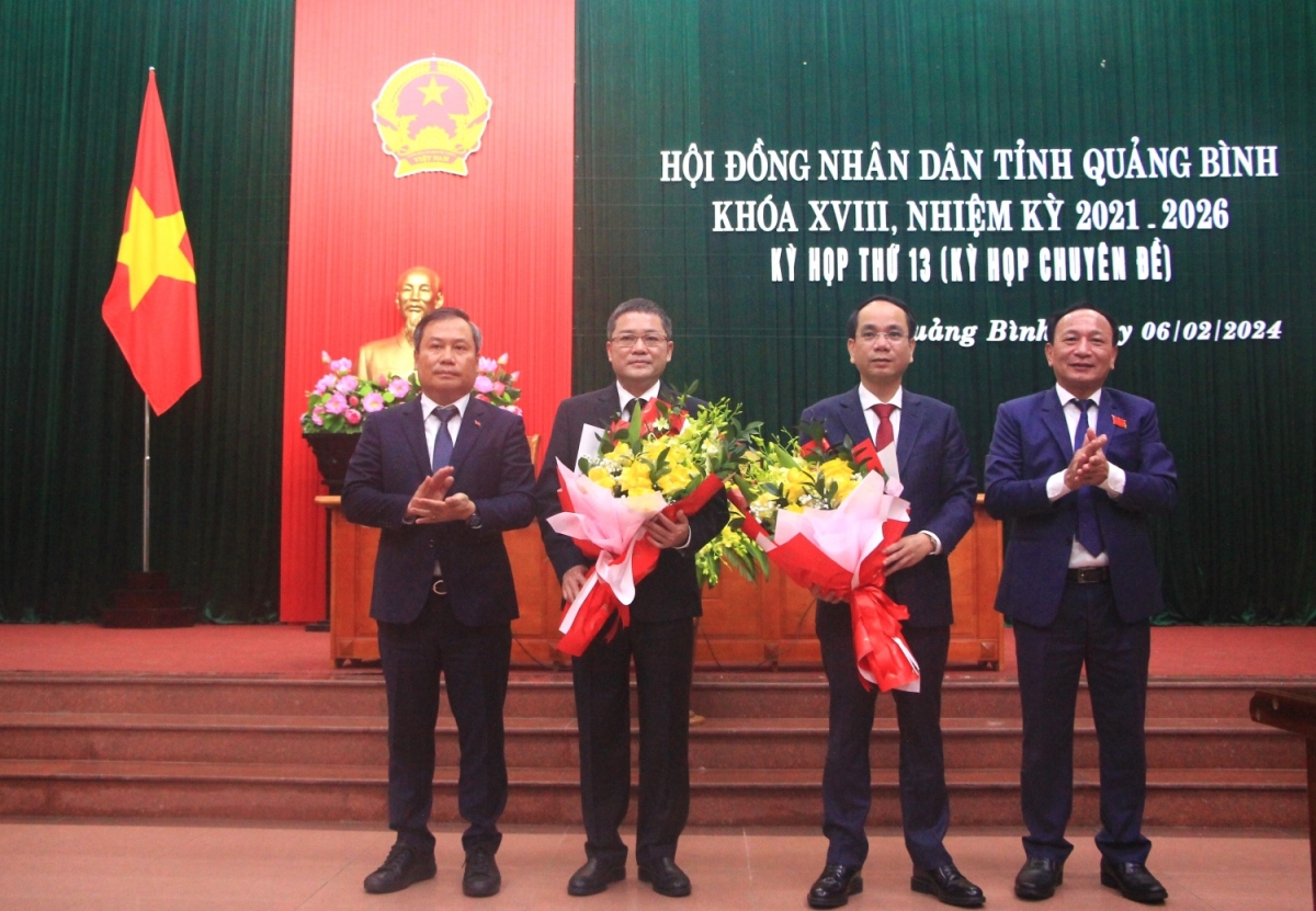 Ông Phan Phong Phú (người thứ hai bên trái) được bầu làm Phó Chủ tịch UBND tỉnh Quảng Bình