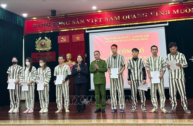 Các phạm nhân nhận quyết định giảm thời hạn chấp hành án phạt tù nhân dịp Tết Nguyên đán Giáp Thìn 2024. Ảnh: TTXVN 