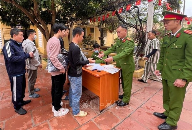 Các phạm nhân nhận quyết định giảm thời hạn chấp hành án phạt tù nhân dịp Tết Nguyên đán Giáp Thìn 2024. Ảnh: TTXVN 