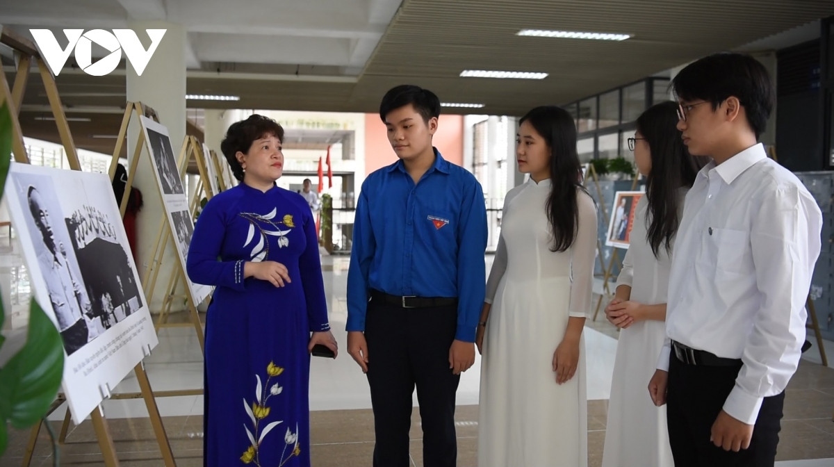 Bí thư Đảng ủy, Hiệu trưởng trường THPT chuyên Hà Nội- Amsterdam Trần Thùy Dương căn dặn những đảng viên mới của trường.