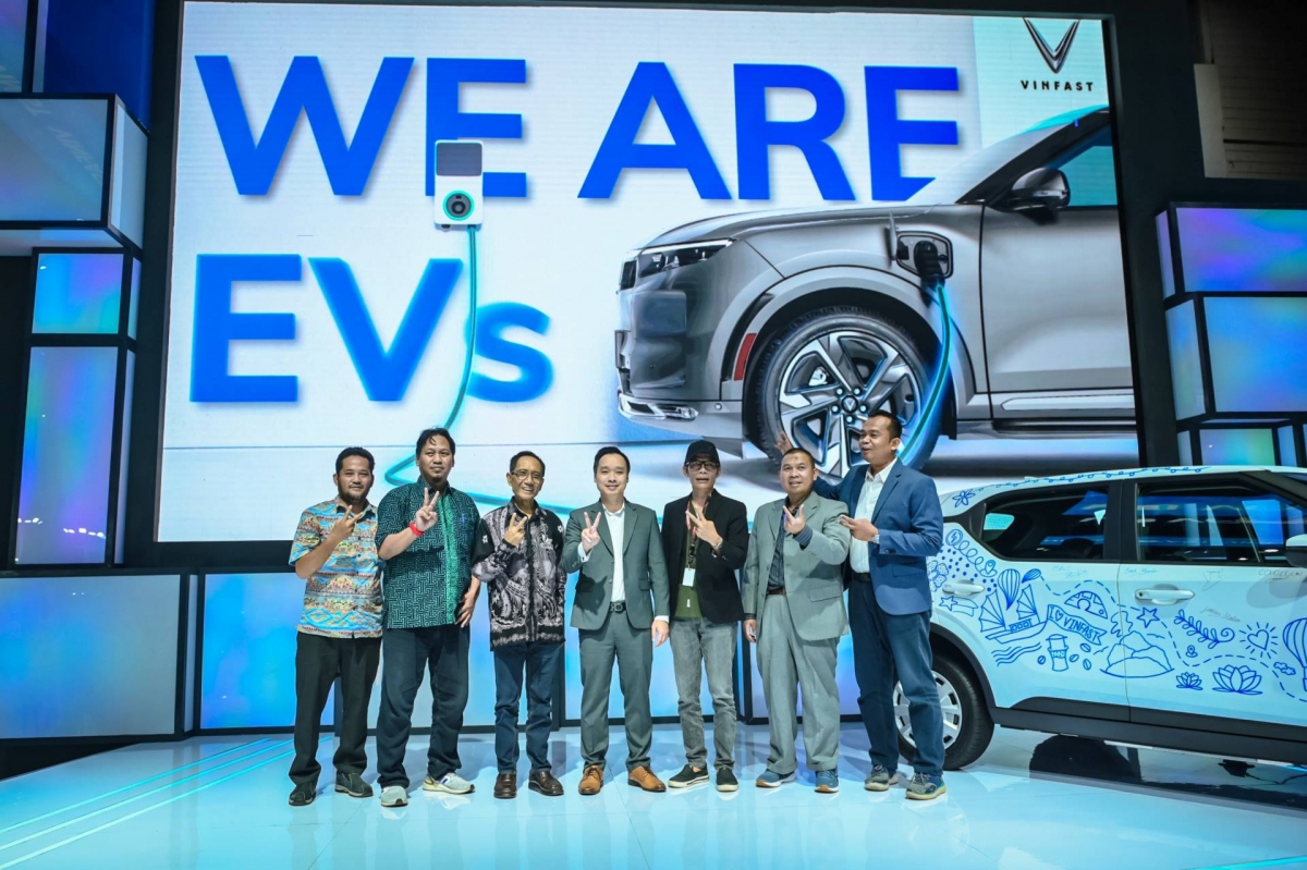 Tổng Giám đốc VinFast Indonesia (đứng giữa) và các đại diện doanh nghiệp tại lễ ký kết