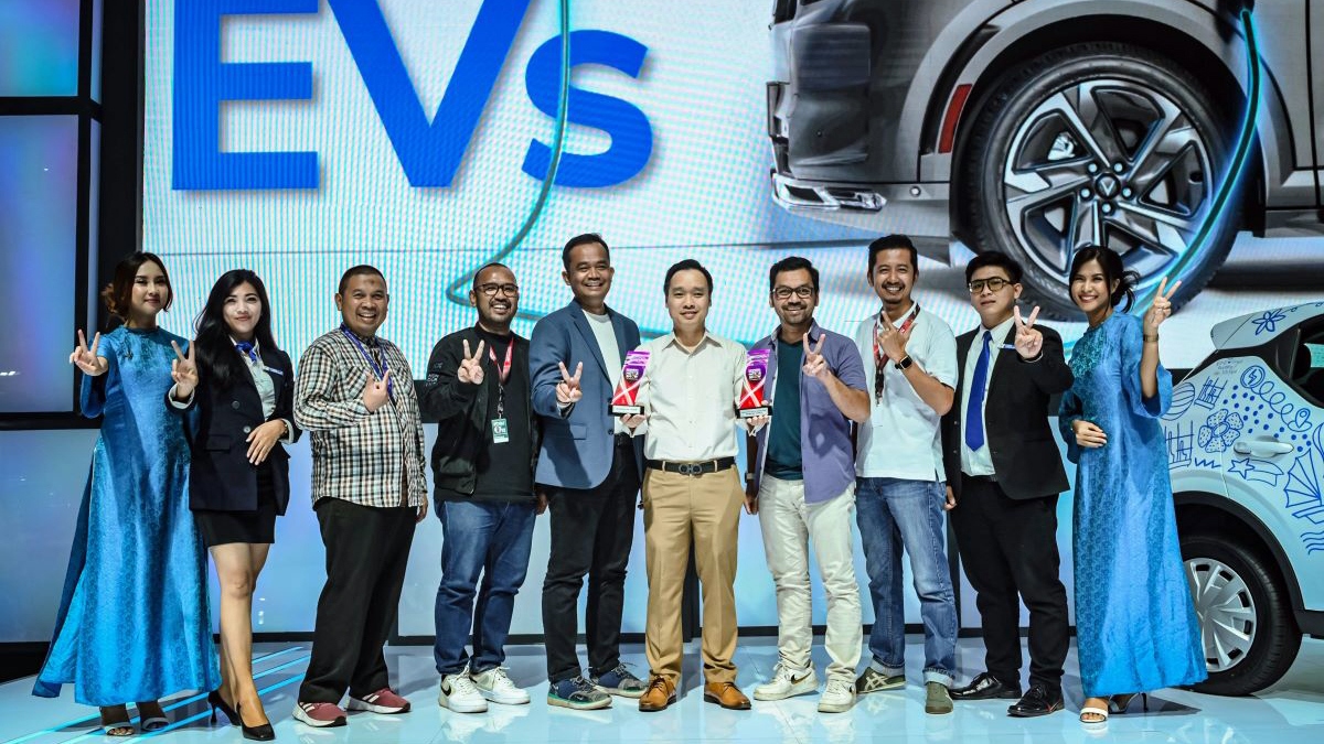 Các đại diện VinFast vinh dự nhận giải thưởng tại gian hàng