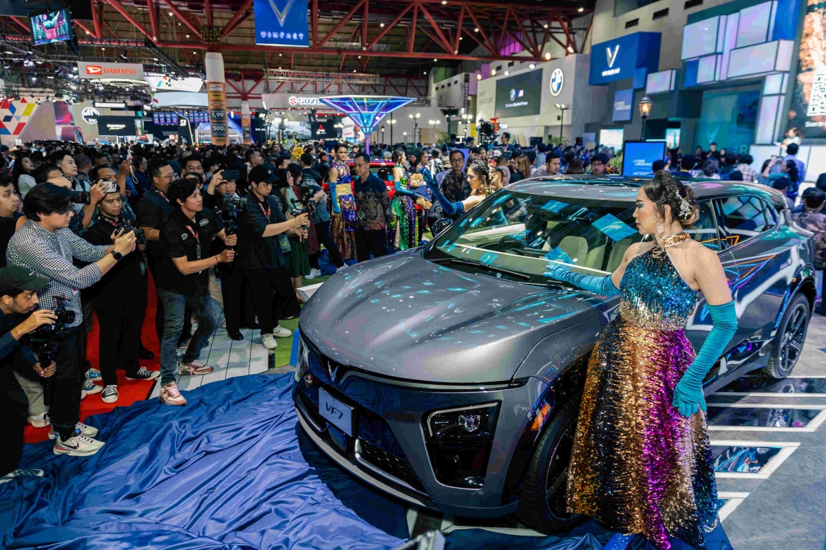 Mẫu xe VF 7 phiên bản tay lái nghịch được trưng bày tại Triển lãm IIMS 2024