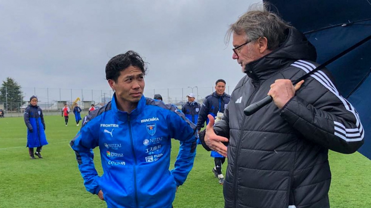 HLV Philippe Troussier động viên Công Phượng. (Ảnh: VFF). 