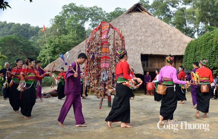 Muong people dance around the "flower tree" during the Poon Poong festival. (Photo:congthuong.vn)