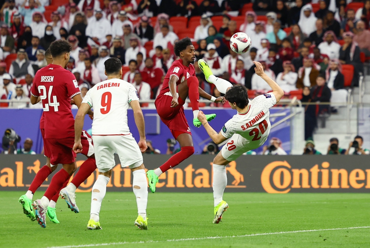 Sardar Azmoun móc bóng ghi bàn mở tỷ số cho Iran ngay phút thứ 4. (Ảnh: Reuters)