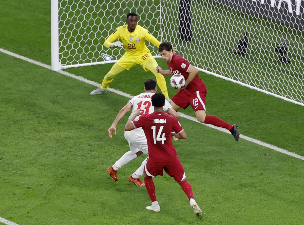 Lucas Mendes cứu thua trên vạch vôi cho Qatar. (Ảnh: Reuters)