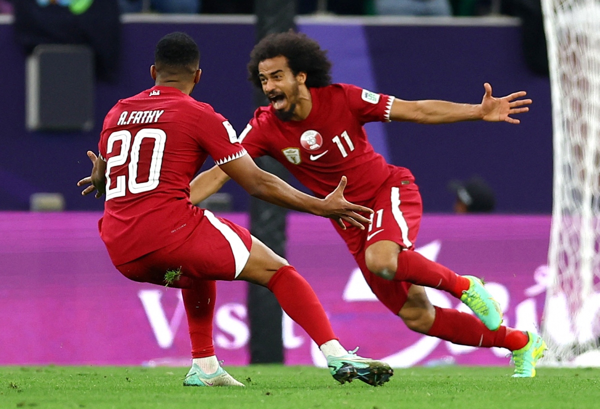 Akram Afif vừa ghi bàn vừa kiến tạo giúp Qatar vượt lên dẫn trước 2-1. (Ảnh: Reuters)
