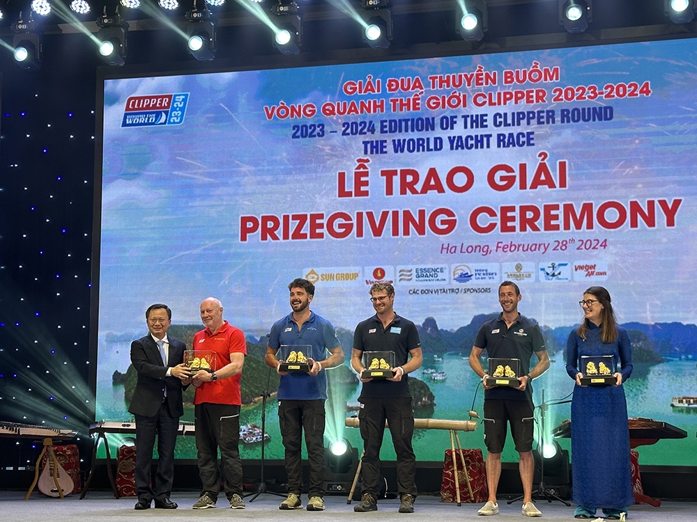 Lãnh đạo tỉnh Quảng Ninh trao quà lưu niệm cho các đội đua thuyền buồm