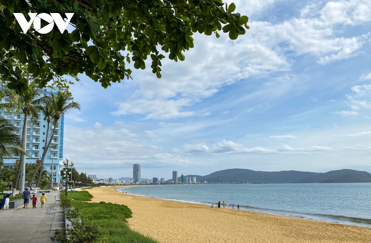 Quy Nhon city in Binh Dinh province is a green paradise boasting a long curved coastline. It is a suitable destination for New Year trips for young people who are passionate about backpacking. Especially, Ky Co beach lures tourists with its clear blue sea water and majestic mountain rapids, while the traditional fishing village of Bai Xep beach is considered the "mysterious pearl" of Asia due to its peaceful and untouched beauty.