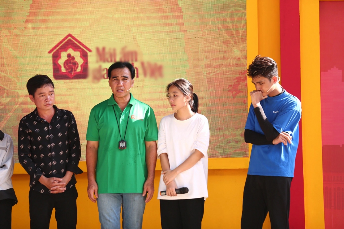 MC Quyền Linh chia sẻ cùng nhiều hoàn cảnh khó khăn trong chương trình (Ảnh: Ban Tổ chức).