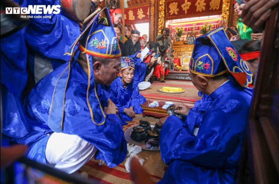 After finding the four rice cookers, the judging panel make four rice bowls as offerings to the village's tutelary god.