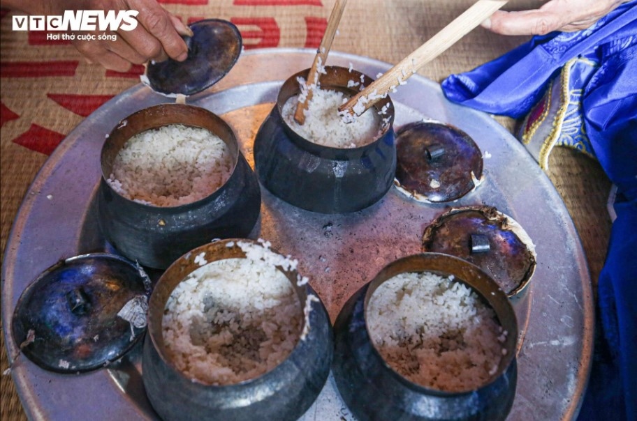 After the competition, participating teams provide rice for villagers to wish for a prosperous and happy new year ahead.