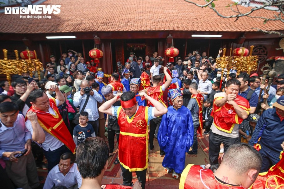 The festival is held in order to commemorate Phan Tay Nhac, a general of the 18th Hung King. Legend has it that one day Nhac led his guerrilla soldiers past Thi Cam village as they chased away the Chinese Shu invaders, and local villagers asked to join his force.