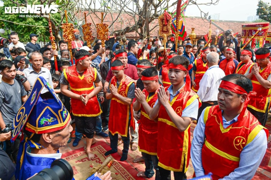 The general then decided to host a rice cooking contest as a way of selecting a good chef. After the general died, he was honoured as the village’s god. Thi Cam villagers have since organised a rice cooking contest each year to express their gratitude to the general.