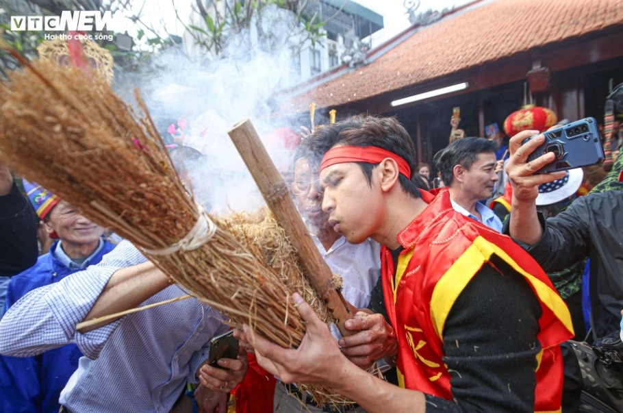 During the rice cooking contest, four groups of competitors have to husk rice, get water, make a fire, and cook the rice. A jury comprising of respected village chiefs then select the winners of the contest.