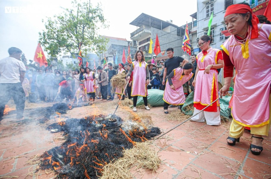 The rice pot is kept inside burning straw.
