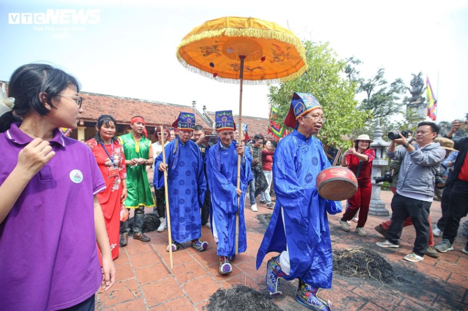 The pot is then retrieved from burning ashes after half an hour. The judges then get to sample the rice and give awards to the various winners.