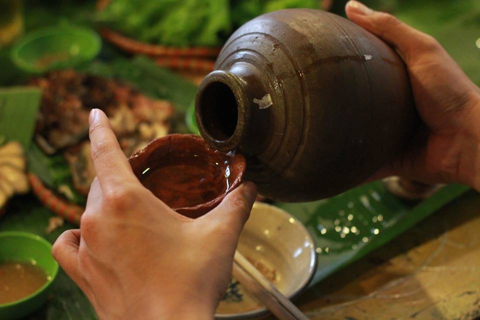 Khi uống rượu bia một số người uống mãi nhưng không say, cũng có những người chỉ nửa chén đã say. (Ảnh minh hoạ).